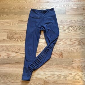 Yoga Leggings With Cutout Detail on Leg